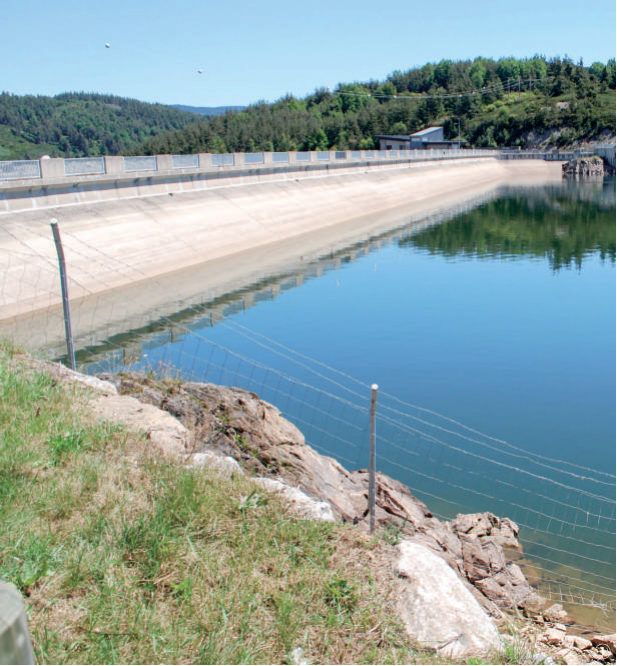Reservoir with lined embankment